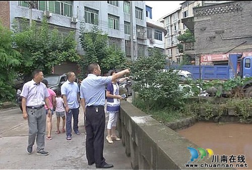 薛学深到奇峰镇曹市场指导防汛减灾工作(图1) 薛学深到奇峰镇曹市场指导防汛减灾工作(图1)