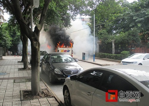 绿盛实验学校附近301路公交车发生自燃(图1)