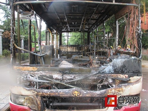 绿盛实验学校附近301路公交车发生自燃(图2)