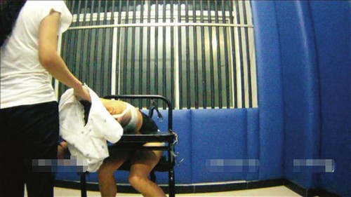 宜宾女子酒后上演疯狂戏码 大闹派出所咬人脱衣(图1) 宜宾女子酒后上演疯狂戏码 大闹派出所咬人脱衣(图1)
