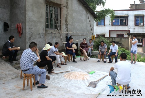 泸县副县长杜作文督查万亩农业产业园建设工作(图2) 泸县副县长杜作文督查万亩农业产业园建设工作(图2)