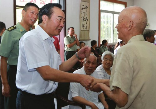 自贡市委书记、市长带队慰问人民子弟兵(图1) 自贡市委书记、市长带队慰问人民子弟兵(图1)