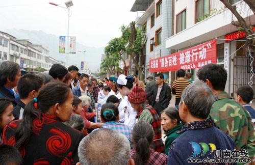 泸医附院工会开展走基层“服务百姓健康行动”(图3)