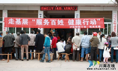 泸医附院工会开展走基层“服务百姓健康行动”(图1)