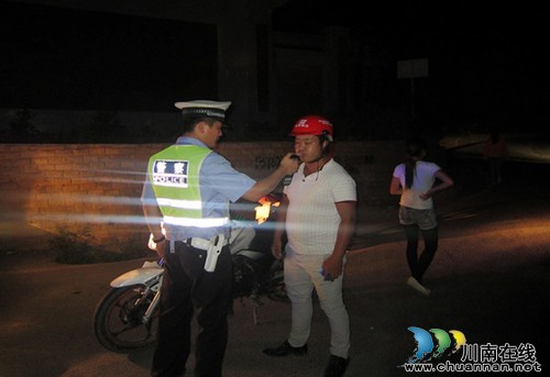 古蔺交警严查酒驾不放松&nbsp;一晚查获交通违法行为31起(图1)