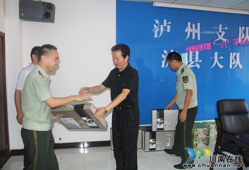 泸县副县长胡万国率队慰问泸县公安消防大队官兵(图2)