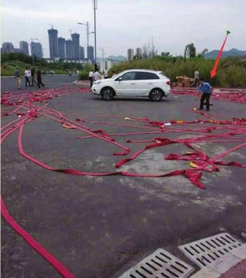 泸州江阳区城管局主任买车放鞭炮庆祝&nbsp;大摆宴席(图1)