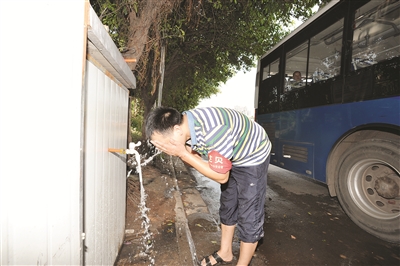 宜宾：酷暑下的公交司机们&nbsp;日复一日一路坚持(图3)
