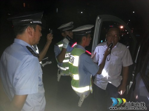 龙马潭区：交警部门集中行动&nbsp;夜查酒驾违法行为(图1)