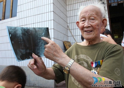 泸州抗战老兵先金玉与"肉包子弹"的70年故事(图1) 泸州抗战老兵先金玉与"肉包子弹"的70年故事(图1)