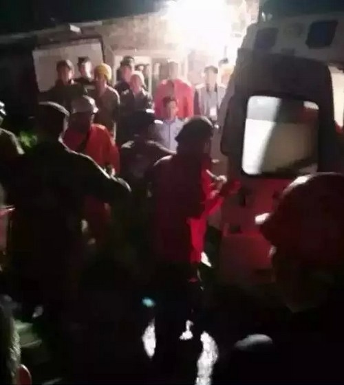 泸州:古蔺被埋88小时的4名工人今晨全部获救(图1) 泸州:古蔺被埋88小时的4名工人今晨全部获救(图1)