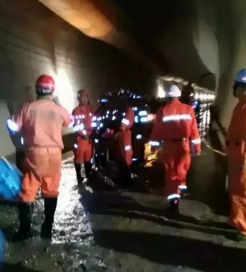 泸州:古蔺被埋88小时的4名工人今晨全部获救(图3) 泸州:古蔺被埋88小时的4名工人今晨全部获救(图3)