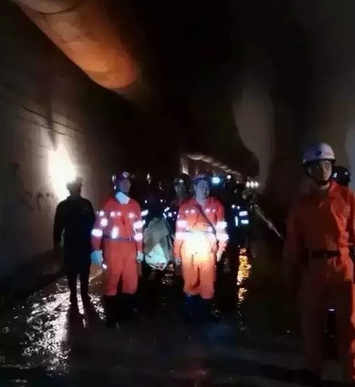 泸州:古蔺被埋88小时的4名工人今晨全部获救(图4) 泸州:古蔺被埋88小时的4名工人今晨全部获救(图4)