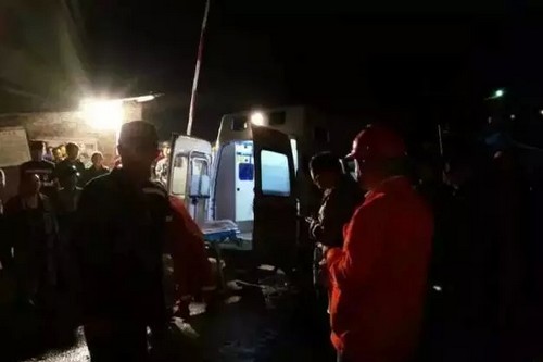 泸州:古蔺被埋88小时的4名工人今晨全部获救(图2) 泸州:古蔺被埋88小时的4名工人今晨全部获救(图2)