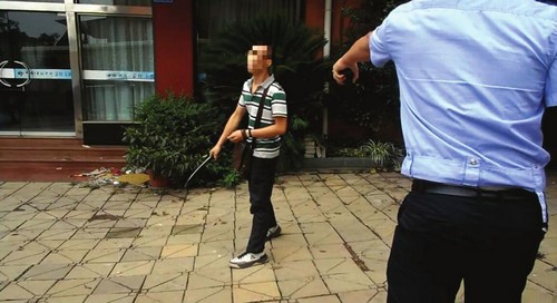 内江:无牌摩托被查 驾驶员拔刀挥向交警(图1) 内江:无牌摩托被查 驾驶员拔刀挥向交警(图1)