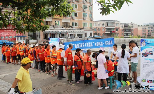 泸州Q友义工送清凉:环卫工人,幸苦了!(图3) 泸州Q友义工送清凉:环卫工人,幸苦了!(图3)