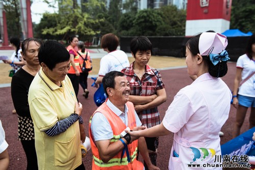 泸州Q友义工送清凉:环卫工人,幸苦了!(图6) 泸州Q友义工送清凉:环卫工人,幸苦了!(图6)