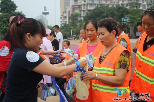 泸州Q友义工送清凉:环卫工人,幸苦了!(图4) 泸州Q友义工送清凉:环卫工人,幸苦了!(图4)