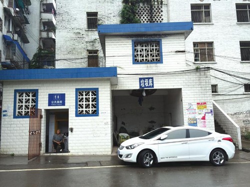 太婆霸占公厕安家 城管拿她莫得法(图1) 太婆霸占公厕安家 城管拿她莫得法(图1)