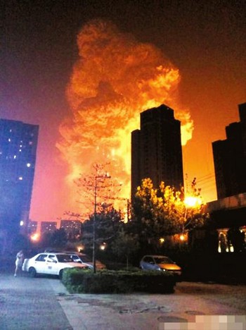 天津港码头发生两次爆炸(图1)