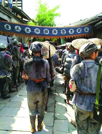 新报记者探班《国酒》剧组:酒为媒讲述抗战故事(图4) 新报记者探班《国酒》剧组:酒为媒讲述抗战故事(图4)