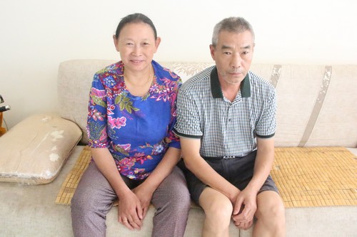 老人七夕共享半生缘 包容与关爱是幸福秘诀(图2) 老人七夕共享半生缘 包容与关爱是幸福秘诀(图2)