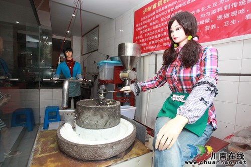 自造美女机器人磨豆花 泸州七旬老人玩洋盘(图1) 自造美女机器人磨豆花 泸州七旬老人玩洋盘(图1)