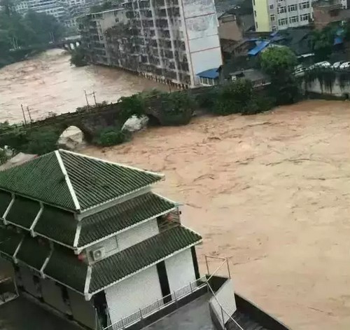 南泸州一夜暴雨 永宁河愤怒咆哮(图2) 南泸州一夜暴雨 永宁河愤怒咆哮(图2)