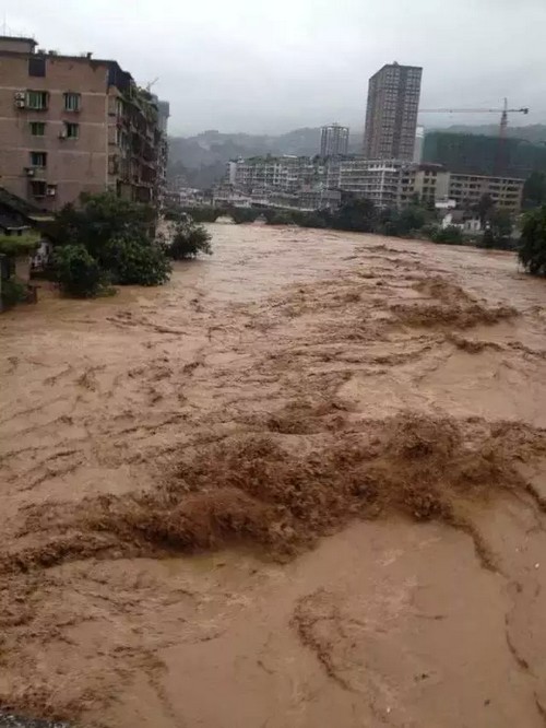 南泸州一夜暴雨 永宁河愤怒咆哮(图5) 南泸州一夜暴雨 永宁河愤怒咆哮(图5)
