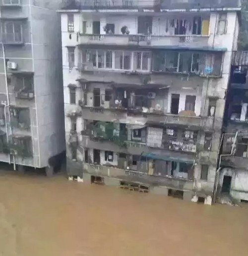 南泸州一夜暴雨 永宁河愤怒咆哮(图3) 南泸州一夜暴雨 永宁河愤怒咆哮(图3)