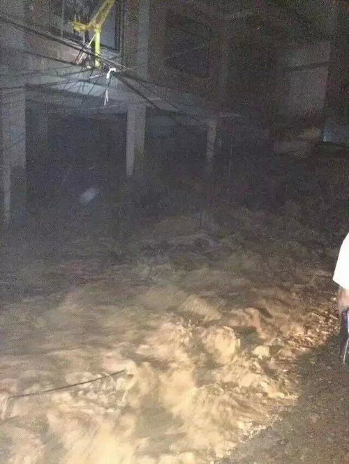 南泸州一夜暴雨 永宁河愤怒咆哮(图13) 南泸州一夜暴雨 永宁河愤怒咆哮(图13)