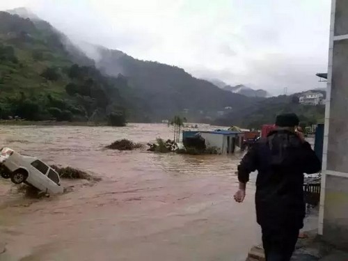 南泸州一夜暴雨 永宁河愤怒咆哮(图14) 南泸州一夜暴雨 永宁河愤怒咆哮(图14)