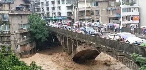 南泸州一夜暴雨 永宁河愤怒咆哮(图18) 南泸州一夜暴雨 永宁河愤怒咆哮(图18)