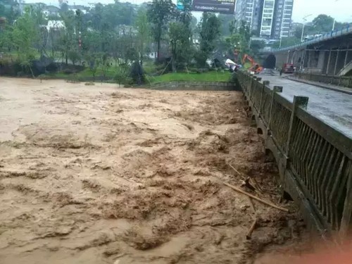 南泸州一夜暴雨 永宁河愤怒咆哮(图16) 南泸州一夜暴雨 永宁河愤怒咆哮(图16)