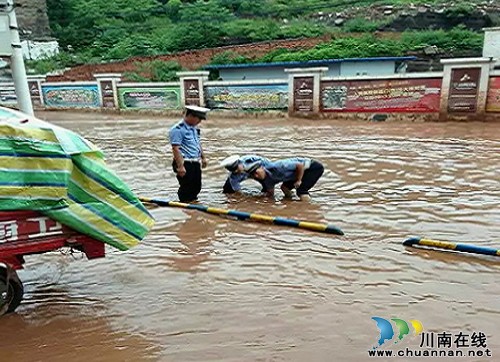 市民为风雨中的古蔺交警点赞(图2) 市民为风雨中的古蔺交警点赞(图2)