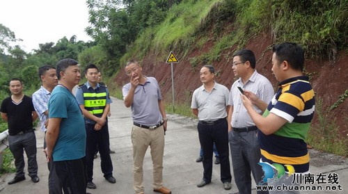 泸县国土资源局到百和镇处理山体滑坡(图2) 泸县国土资源局到百和镇处理山体滑坡(图2)