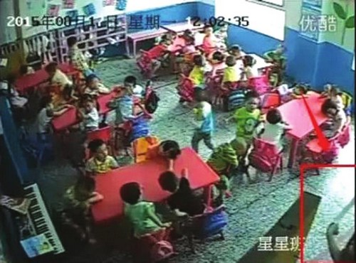 自贡一幼师幼儿园内"下黑手":2岁男童遭封嘴塞鼻(图1)