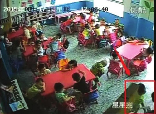 自贡一幼师幼儿园内"下黑手":2岁男童遭封嘴塞鼻(图2)