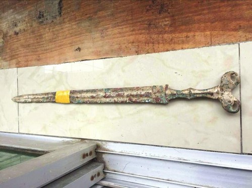 宜宾男子农村游玩发现青铜剑&nbsp;疑似宗教法器(图1)