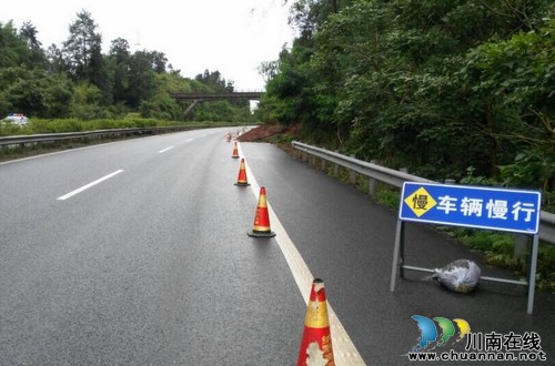 纳黔高速交警一大队及时处置山体滑坡隐患(图2)