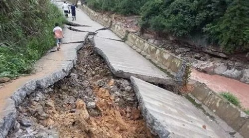 泸州滨江路停车场被淹 市民江边玩耍需注意安全(图5) 泸州滨江路停车场被淹 市民江边玩耍需注意安全(图5)
