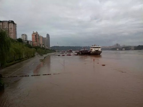 泸州滨江路停车场被淹 市民江边玩耍需注意安全(图4) 泸州滨江路停车场被淹 市民江边玩耍需注意安全(图4)