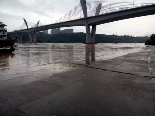 泸州滨江路停车场被淹 市民江边玩耍需注意安全(图1) 泸州滨江路停车场被淹 市民江边玩耍需注意安全(图1)