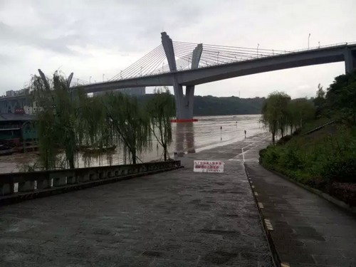 泸州滨江路停车场被淹 市民江边玩耍需注意安全(图2) 泸州滨江路停车场被淹 市民江边玩耍需注意安全(图2)