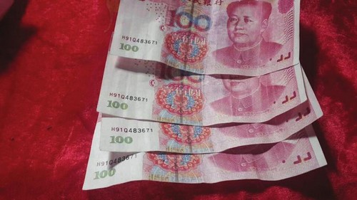 同村又现连号假钞&nbsp;调包客干的？(图1)