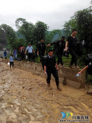 叙永公安：风雨奋战鏖战急&nbsp;暴雨激流写忠诚(图2)