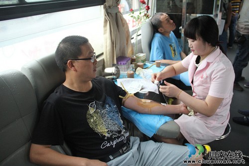 龙马潭区国税局志愿者积极参加义务献血活动(图1)