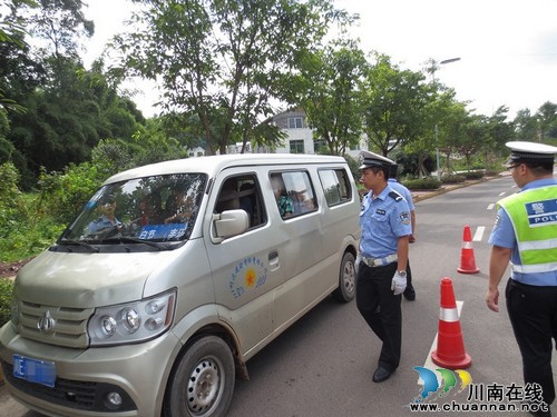 擅自加减机动车座位属违法行为 车主们请勿尝试(图1) 擅自加减机动车座位属违法行为 车主们请勿尝试(图1)