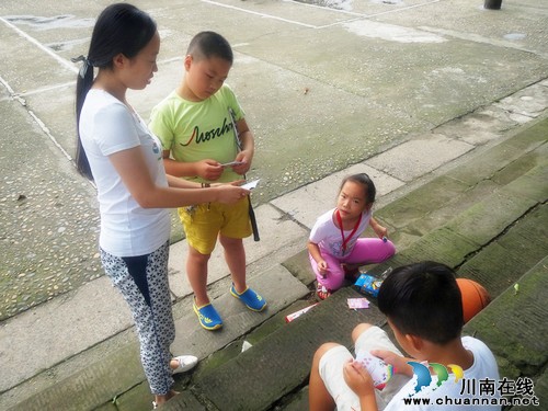 泸州市红星街道关注中小学生安全&nbsp;发放安全口袋书(图1)