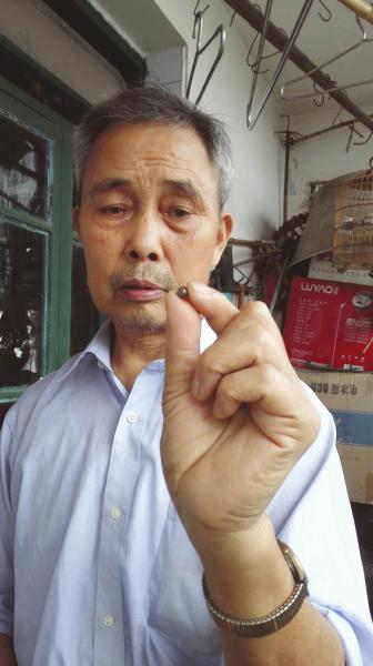 泸州合江一住户家被钢珠连袭 窗户打出4个洞(图1) 泸州合江一住户家被钢珠连袭 窗户打出4个洞(图1)